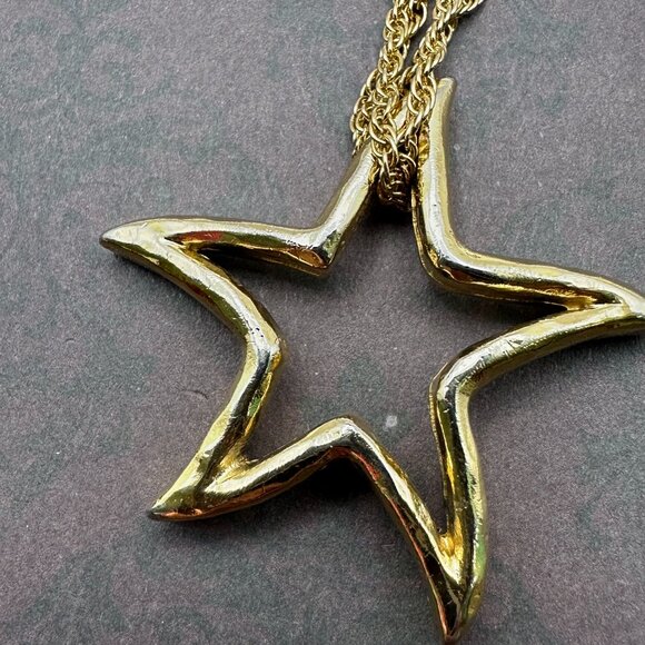 VTG Givenchy Luxury Brand.  Rare. Open Star Pendant on Double Gold-Tone Chain - Picture 7 of 13